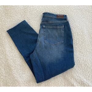 Hollister ultra high-rise blue denim mom jean, size 15R waist 32 length 27